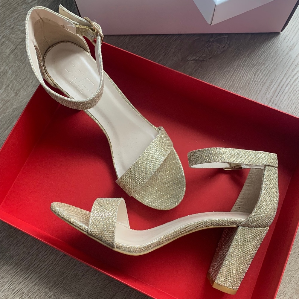 Gold strappy sandals sz 6